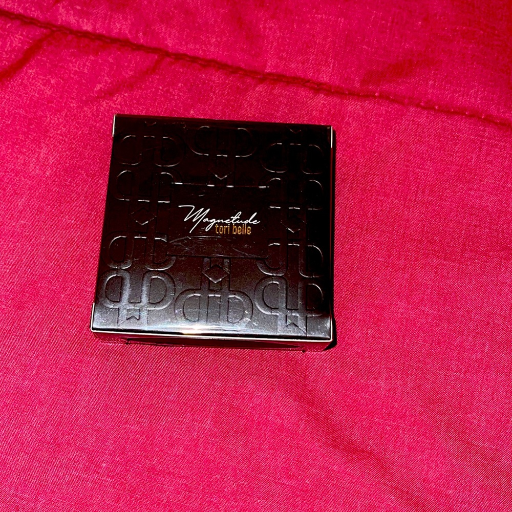 BNIB Tori Belle Cosmetics magnetude modular 2x2 palette!